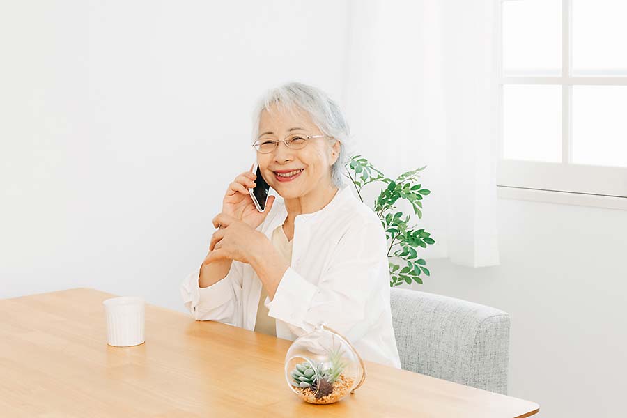電話でお問い合わせをする高齢女性